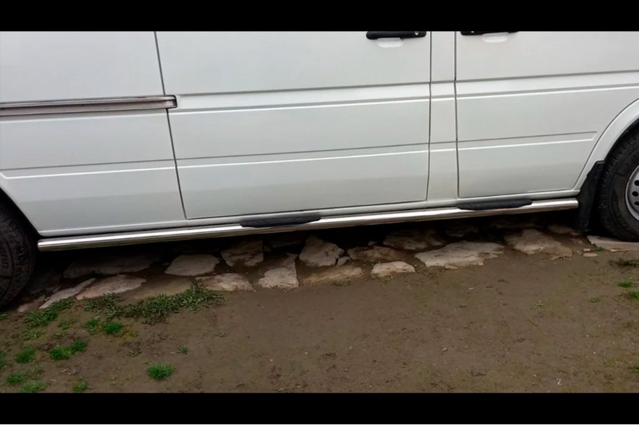 Mercedes Sprinter W901/902/903/904/905 1995–2006 Seitliche Rohre (2 Stk., Edelstahl) Mittlerer Radstand, Ø70 Foto 3