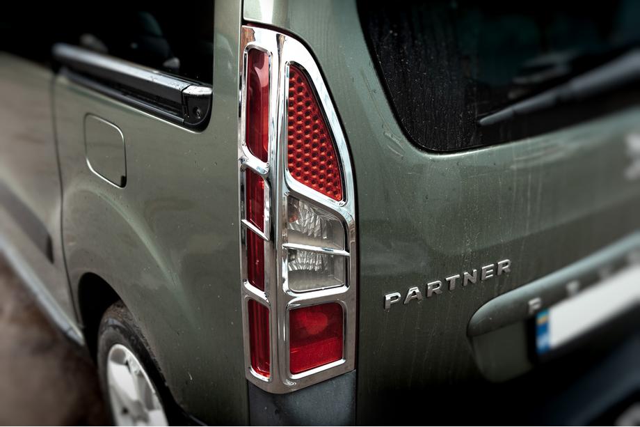 Peugeot Partner Tepee 2008-2018 Chrom Blenden für Rückleuchten Eckig (2 Stk, Kunststoff) Foto 1