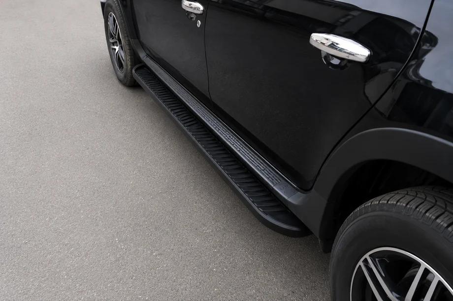 Dacia Duster 2008-2018 Seitenschweller Tayga V1 Schwarz (2 Stk., Aluminium) Image
