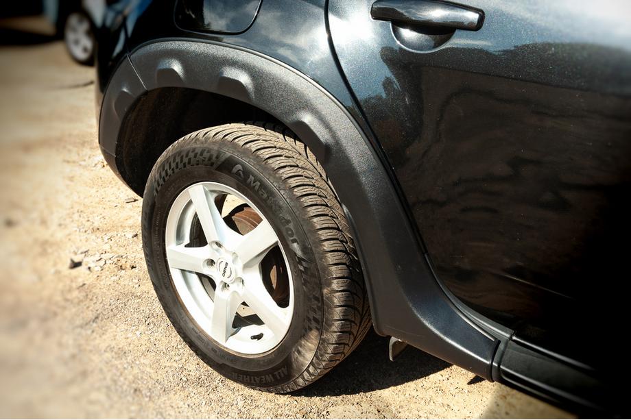 Dacia Duster 2008-2018 Kotflügelverbreiterungen mit Kanten (8 Stk, Kunststoff) Image