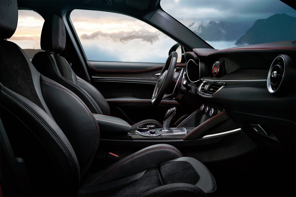Der erste überblick über die Crossover-Alfa Romeo Stelvio
