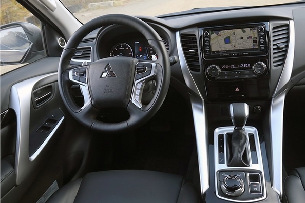 Übersicht der Mitsubishi Pajero Sport der Dritten Generation Foto 2