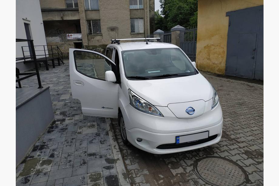 Nissan NV200 2009- Dachreling Chrom 164 cm, Gusseiserne Fuesse Foto 3