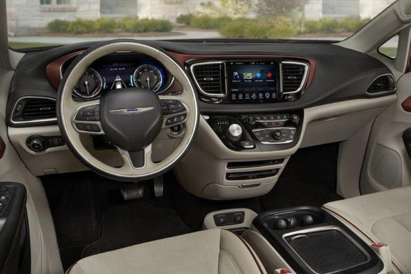 Übersicht Minivan Chrysler Pacifica Foto 7