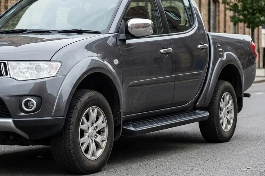 Fiat Fullback 2016- Trittbretter Allmond Black (2 Stk., Aluminium) Image