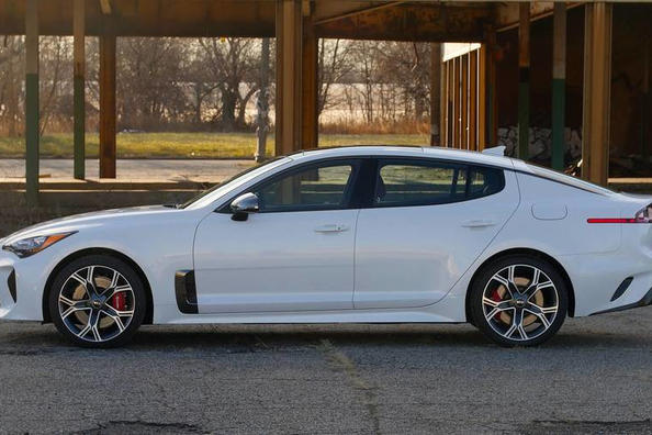 Kia Stinger: eine dreitürige liftbek mit sportlichen Gewohnheiten Foto 2
