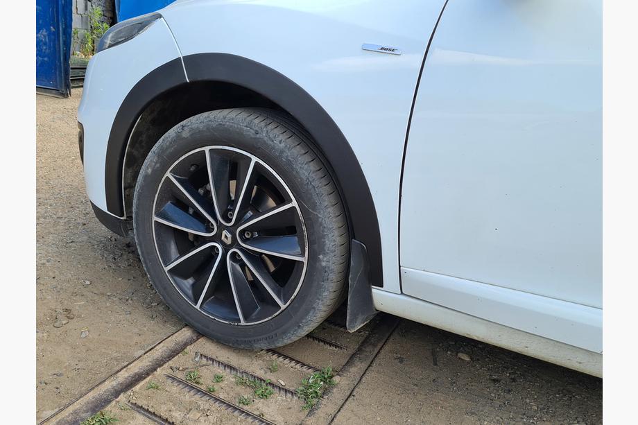 Renault Megane III 2009-2016 Kotflügelverbreiterungen (8 Stk, schwarz) Image