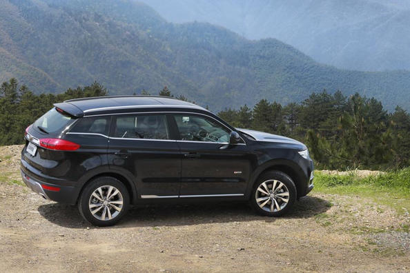 Übersicht über Crossover Geely Atlas Foto 2