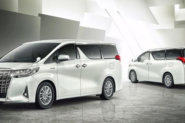 Das Toyota Alphard Minivan der Dritten Generation Foto 3