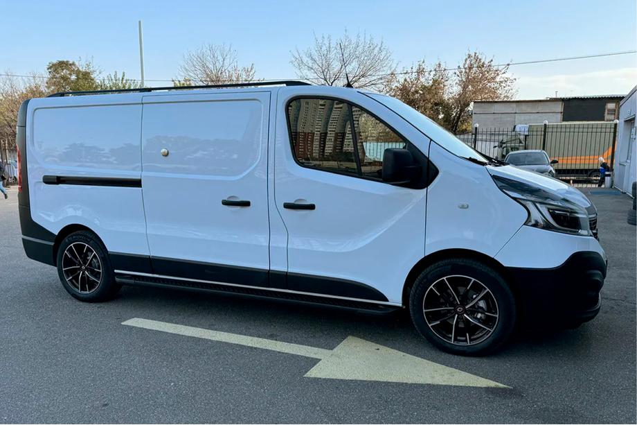 Nissan NV300/Primastar 2016- Trittbretter Allmond Black (2 Stk., Aluminium) Foto 5