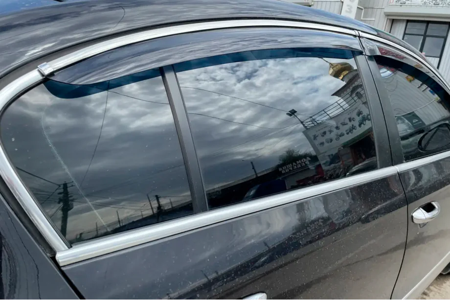 Volkswagen Passat B6 2006-2012 Windabweiser mit Chromleisten SD (4 Stk, HIC) Foto 4