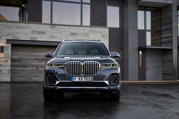 Flaggschiff der Crossover-SUV BMW X7 Foto 10