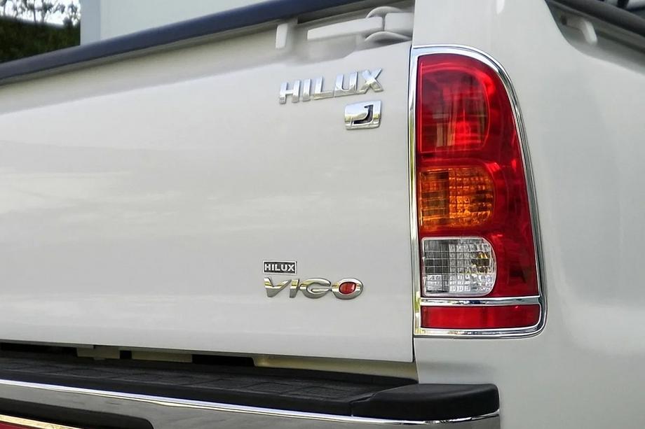 Toyota Hilux 2006-2015 Chrom Heckleuchten Abdeckungen 2004-2008 (2 Stk, Kunststoff) Image