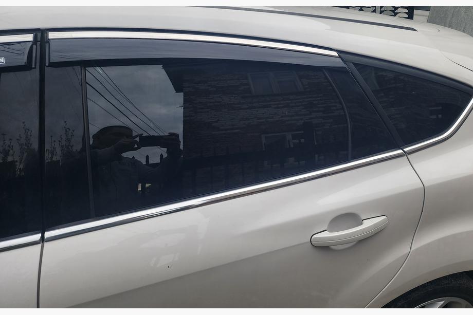 Ford Focus III 2011-2017 Windabweiser mit Chromleiste Niken (SD/HB, 4 Stk) Foto 5