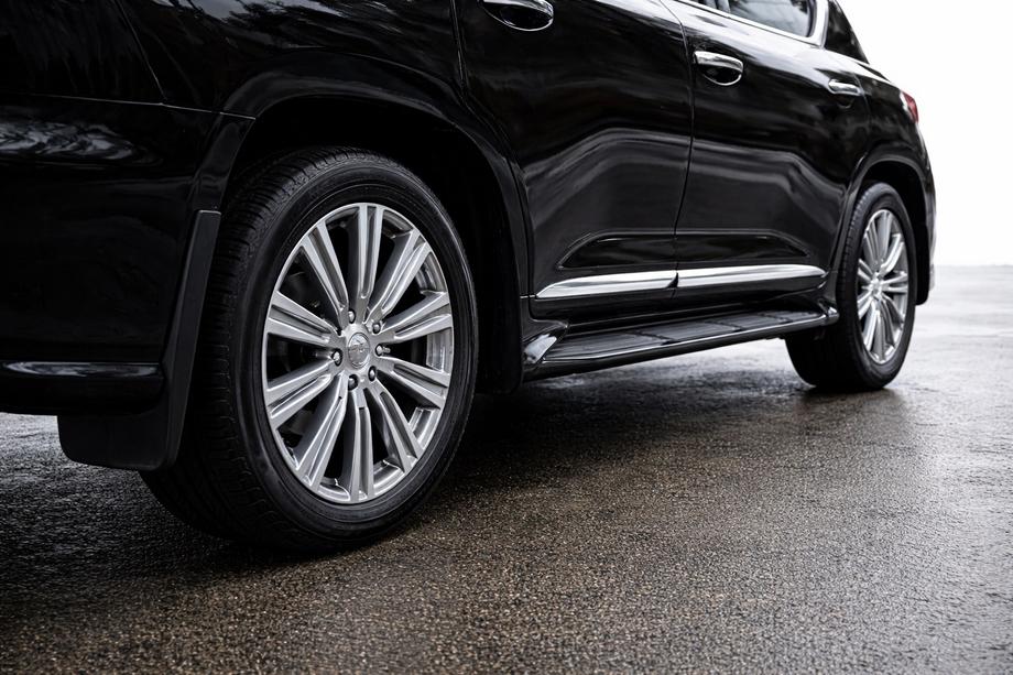 Lexus LX570/450d 2008-2022 Türleisten (Design 2016+) Foto 4