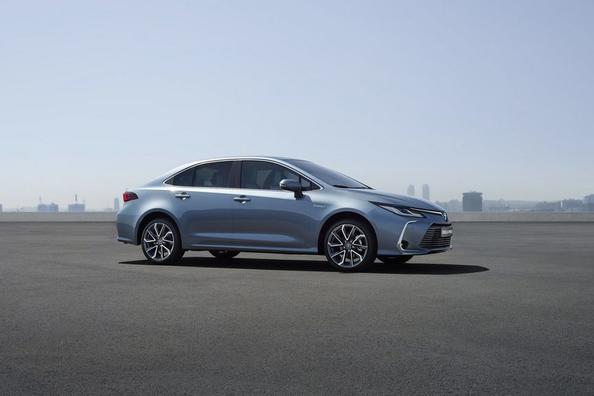 Übersicht der Toyota Corolla Limousine zwölfte Generation Foto 5