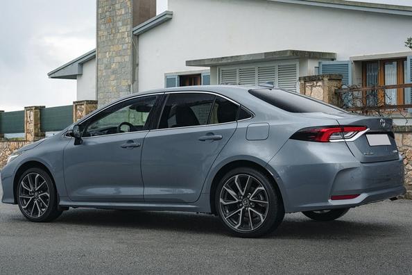 Übersicht der Toyota Corolla Limousine zwölfte Generation Foto 2