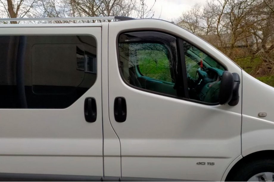 Opel Vivaro 2001–2015 Windabweiser zum Einstecken (2 Stk, HIC) Foto 1