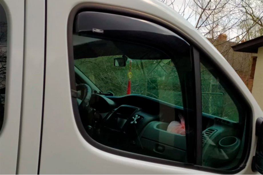 Opel Vivaro 2001–2015 Windabweiser zum Einstecken (2 Stk, HIC) Foto 2
