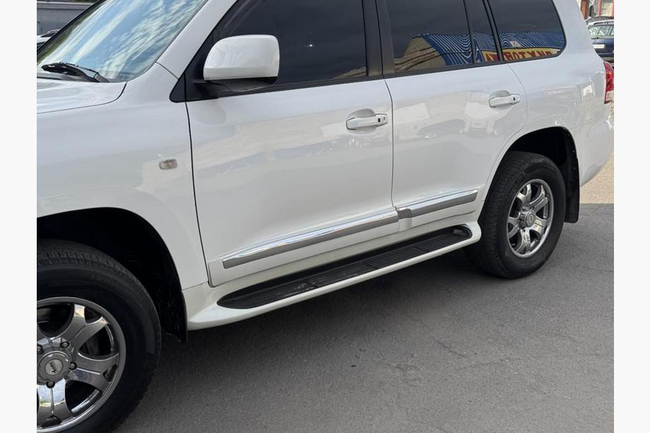 Toyota Land Cruiser 200 2007-2021 Seitenschweller mit LED (Design 2015-2020) Foto 13