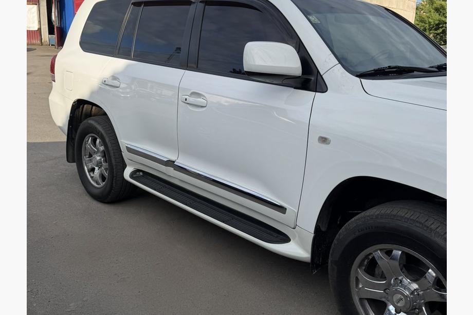 Toyota Land Cruiser 200 2007-2021 Seitenschweller mit LED (Design 2015-2020) Foto 12