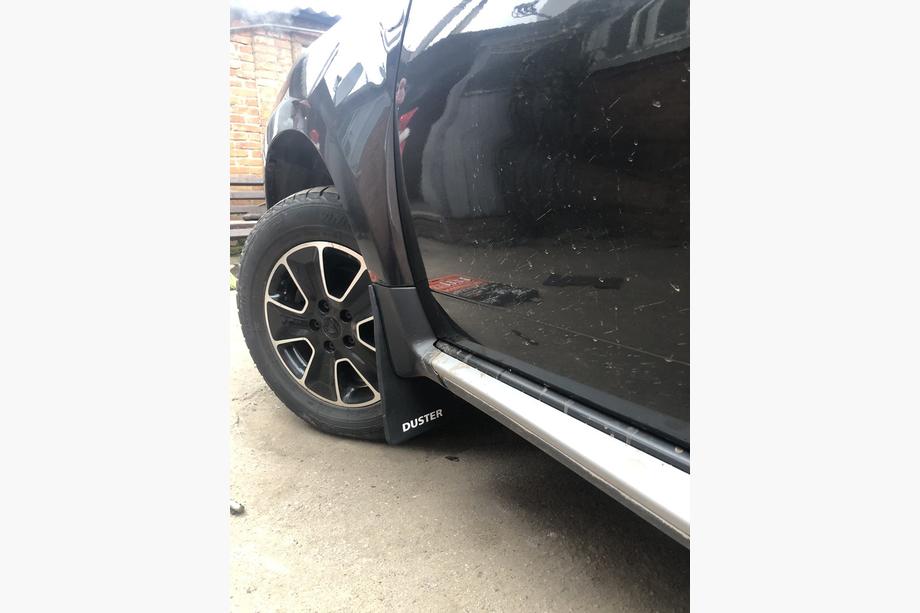 Dacia Duster 2008-2018 Premium Vordere Schmutzfänger (2 Stk) Foto 2