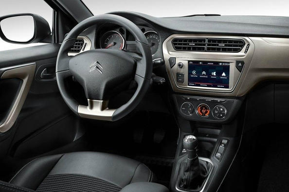 Übersicht der aktualisierten Version des Haushalts-Limousine Citroen C-Elysee Foto 4