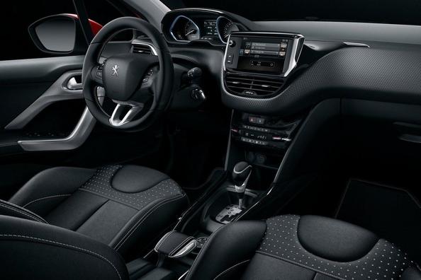 Aktualisierte Modifikation des kompakten Crossover Peugeot 2008 Foto 7