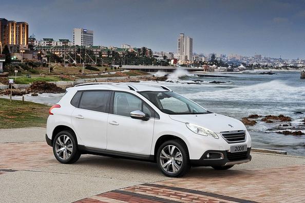 Aktualisierte Modifikation des kompakten Crossover Peugeot 2008 Foto 10