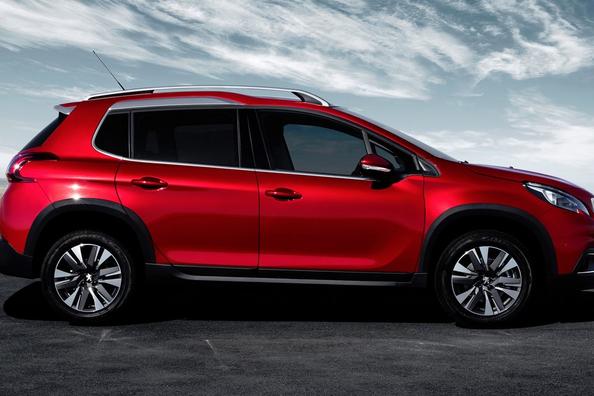 Aktualisierte Modifikation des kompakten Crossover Peugeot 2008 Foto 3