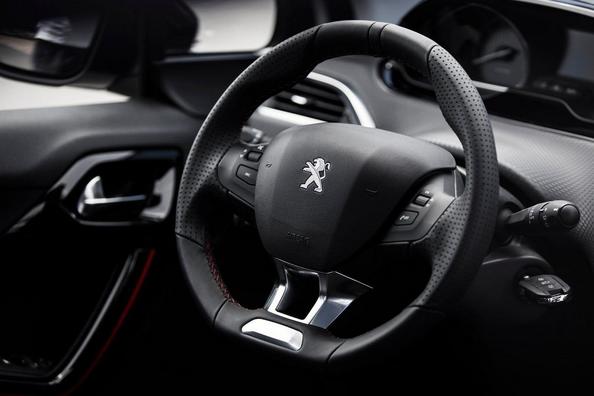 Aktualisierte Modifikation des kompakten Crossover Peugeot 2008 Foto 6