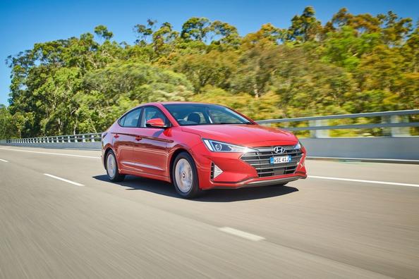 Kompakte Limousine Hyundai Elantra in aktualisierter Form Foto 10