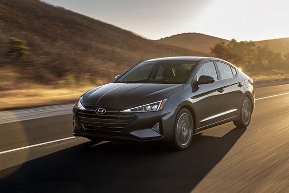 Kompakte Limousine Hyundai Elantra in aktualisierter Form Foto 1