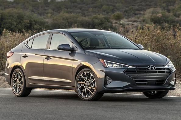 Kompakte Limousine Hyundai Elantra in aktualisierter Form Foto 2