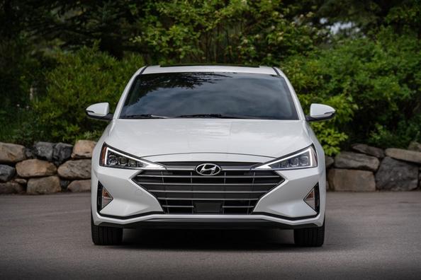 Kompakte Limousine Hyundai Elantra in aktualisierter Form Foto 7
