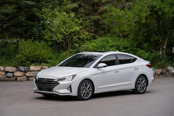 Kompakte Limousine Hyundai Elantra in aktualisierter Form Foto 3
