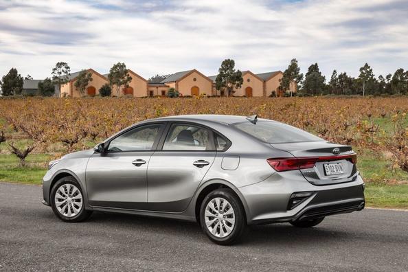 Der kompakte Kia Cerato Limousine der vierten Generation Foto 12