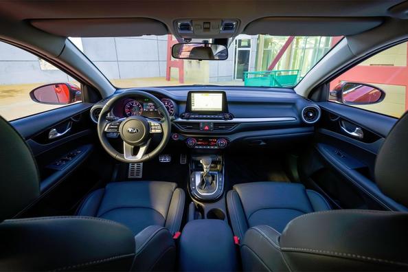 Der kompakte Kia Cerato Limousine der vierten Generation Foto 7