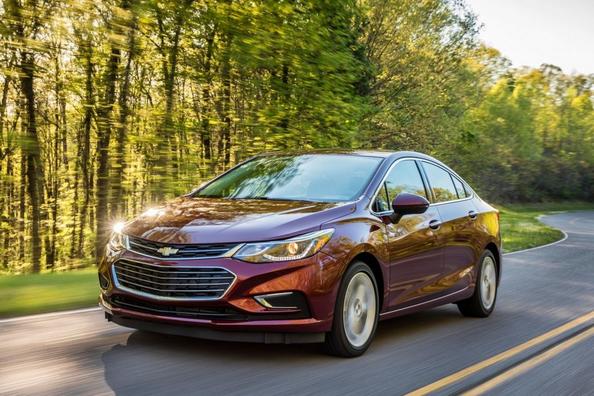 Der kompakte Chevrolet Cruze Limousine der zweiten Generation Foto 11