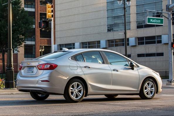 Der kompakte Chevrolet Cruze Limousine der zweiten Generation Foto 8