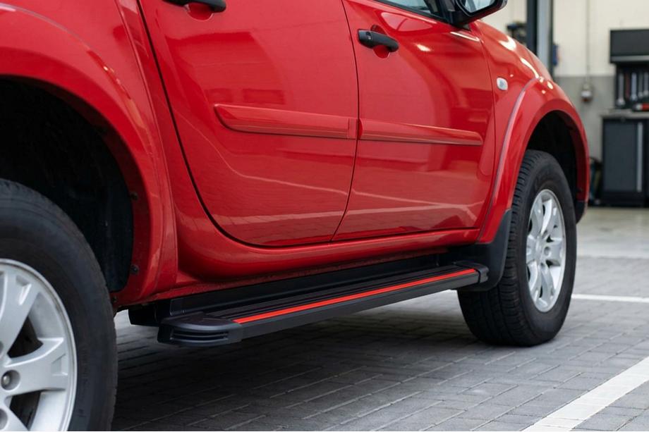 Mitsubishi L200 2015-2024 Seitenschweller Maya Red (2 Stk., Aluminium) Foto 1