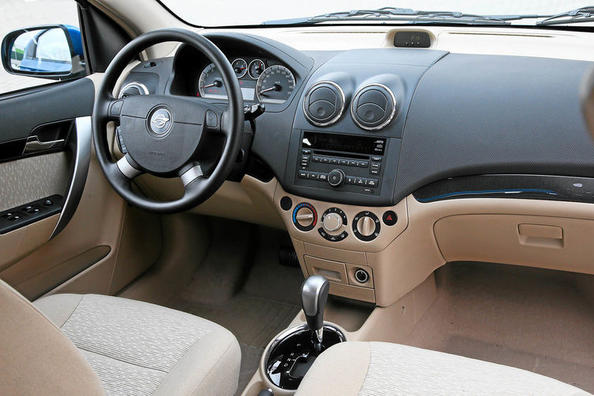 Überblick über das Budget kompakte Limousine Ravon Nexia Foto 5