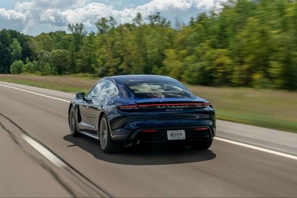Elektrischer vier-Rad-Antrieb Sport-Limousine Porsche Taycan Foto 3