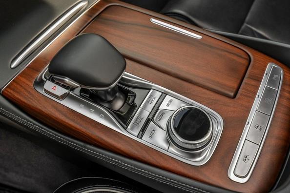 Die zweite Generation der Business-Limousine KIA K900 Foto 9