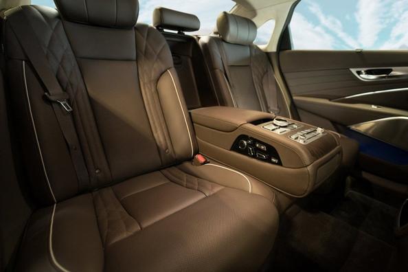 Die zweite Generation der Business-Limousine KIA K900 Foto 10