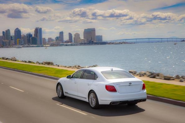 Die zweite Generation der Business-Limousine KIA K900 Foto 5