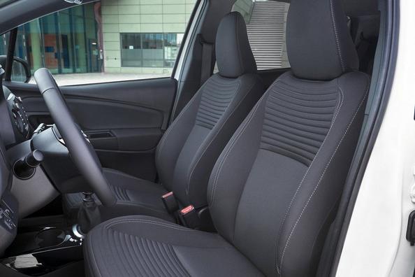 Überprüfung der aktualisierten Kleinwagen-Schrägheck Toyota Yaris Foto 8