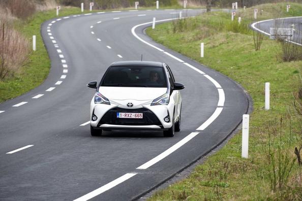 Überprüfung der aktualisierten Kleinwagen-Schrägheck Toyota Yaris Foto 4