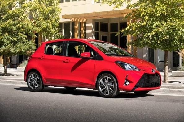 Überprüfung der aktualisierten Kleinwagen-Schrägheck Toyota Yaris Foto 2