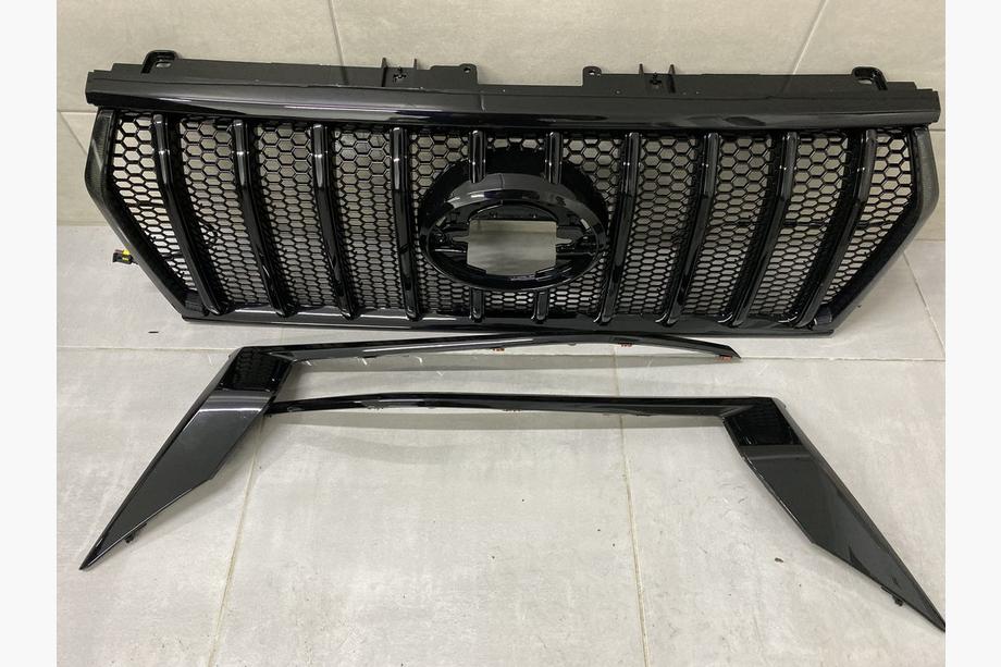 Toyota Land Cruiser Prado 150 2009-2023 Frontgrill 2017↗ LED (Zeus Black, mit Black Wimpern) Foto 3